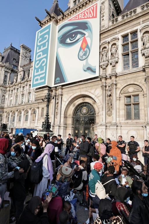 Un camp de familles migrantes devant la mairie de Paris le 5 août 2025