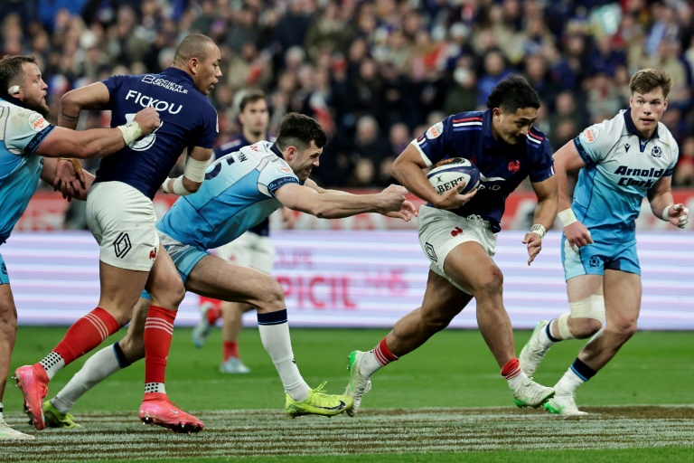 Yoram Moefana (avec le ballon) transperce la défence écossaise sous le regard de Gaël Fickou lors du match entre la France et l'Ecosse dans le Tournoi des six nations, le 15 mars 2025 à Saint-Denis