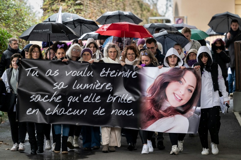 Marche blanche en hommage à Zaia Binet, retrouvée morte le 19 novembre dans sa voiture calcinée, le 30 novembre 2025 à Crémieu, en Isère