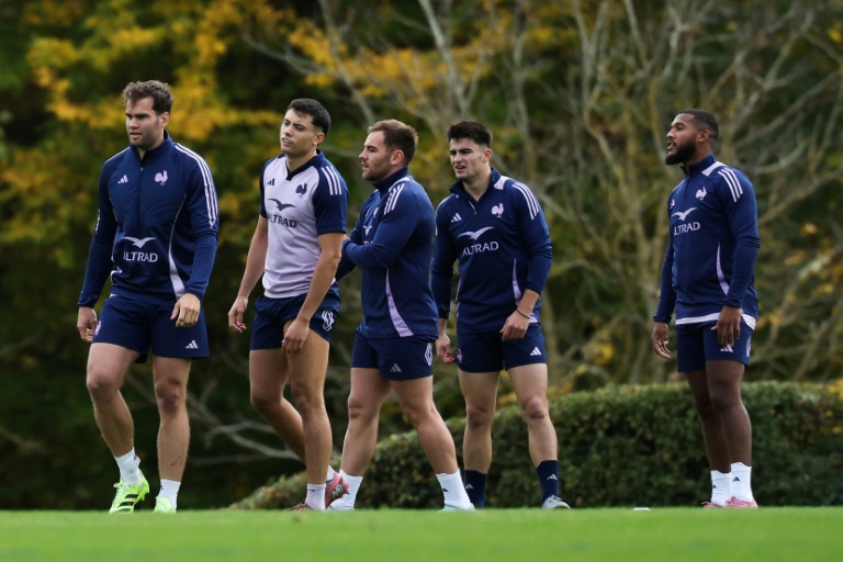 Les ailier français Damian Penaud (à gauche) et Louis Bielle-Biarrey (2e à gauche), et leurs coéquipiers participent à une séance d'entraînement de l'équipe de France de rugby, à Marcoussis, le 28 octobre 2025