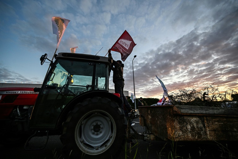 Des vignerons participent à une manifestation organisée par la Fédération Nationale des Syndicats d'Exploitants Agricoles (FNSEA) et les syndicats des Jeunes Agriculteurs (JA) contre l'accord de libre-échange du Mercosur à Béziers, dans le sud de la France, le 26 septembre 2025