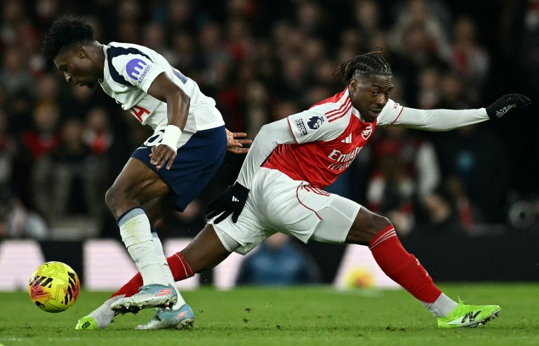 L'attaquant ghanéen de Tottenham Mohammed Kudus aux prises avec le milieu d'Arsenal Eberechi Eze, en Premier League, le 23 novembre 2025 à Londres