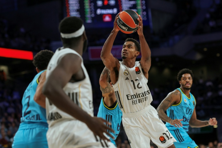 Le meneur français Theo Maledon tire lors du match d'Euroligue entre le Real Madrid et  Fenerbahce à Madrid le 30 octobre 2025