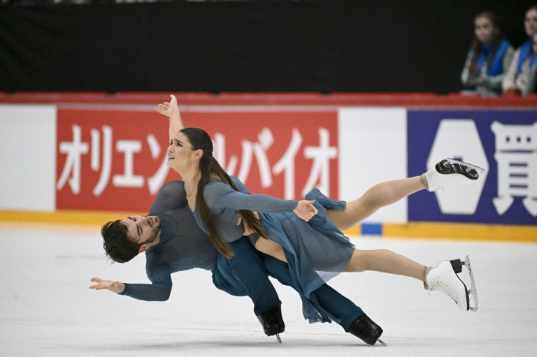 Le couple français Laurence Fournier Beaudry et Guillaume Cizeron lors du Grand Prix de patinage artistique de Helsinki, en Finlande, le 22 novembre 2025