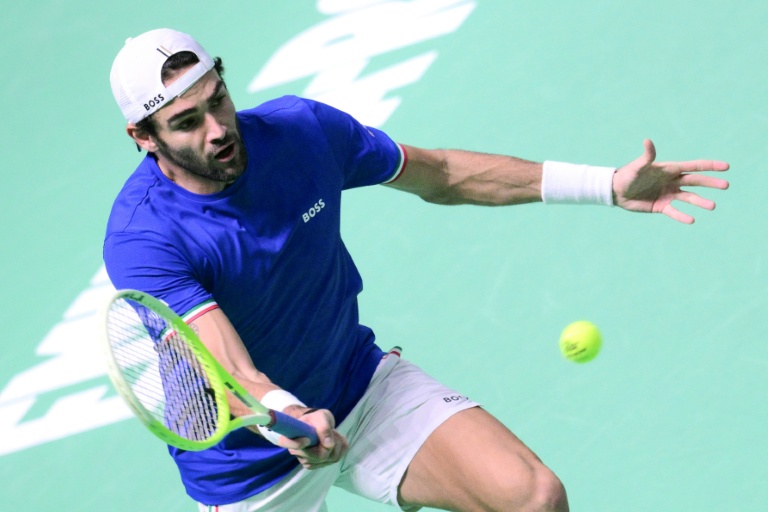 L'Italien Matteo Berrettini au cours de son match contre l'Espagnol Pablo Carreno en finale de la Coupe Davis le 23 novembre 2025 à Bologne