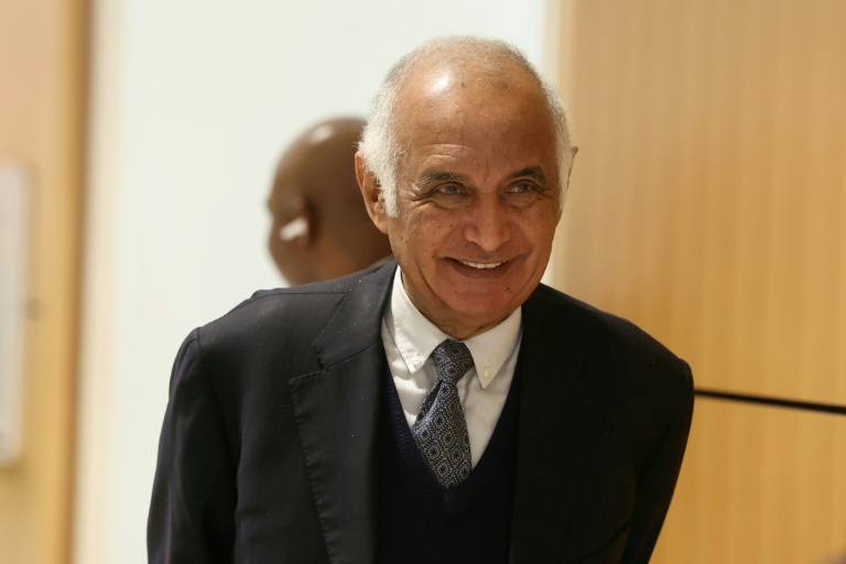 L'ex-banquier Wahib Nacer arrive au tribunal de Paris, le 27 mars 2025, pour une audience dans le cadre du procès libyen de l'ancien président Nicolas Sarkozy