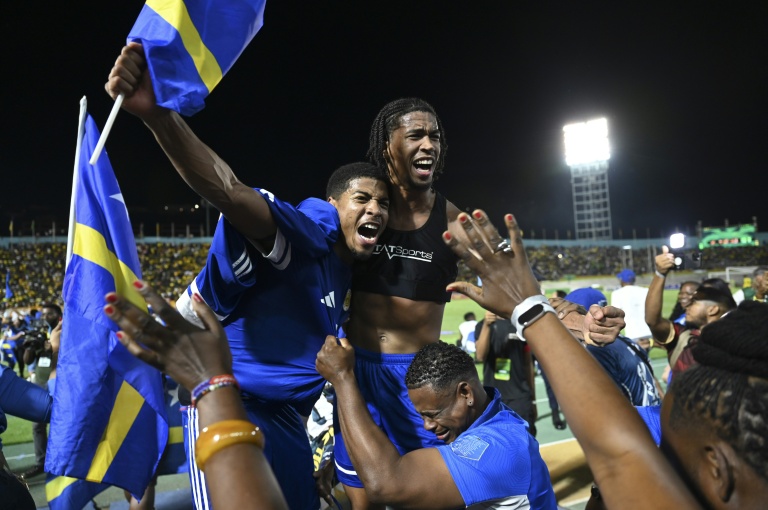 Les joueurs de Curaçao exultent après leur qualification pour le Mondial-2026, le 18 novembre 2025 à Kingston