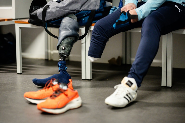 Un joueur de l'équipe de l'OM des aputés s'équipe dans les vestiaires avant une séance d'entraînement, le 22 novembre 2025 à Marseille