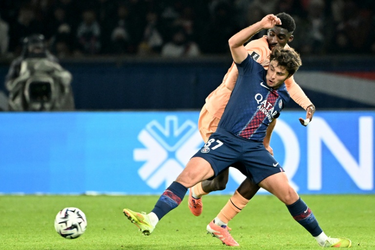 Joao Neves est à la lutte avec le Havrais Simon Ebonog, lors de la victoire du Paris SG contre Le Havre, le 22 novembre 2025 à Paris