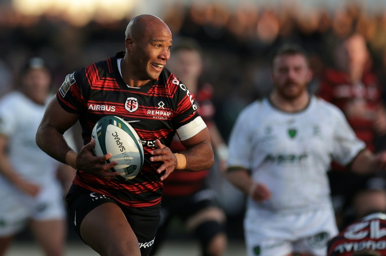 Le trois-quarts de Toulouse Teddy Thomas avec le ballon contre Montauban lors de la victoire toulousaine 49-7 au Stade Sapiac de Montauban, le 22 novembre 2025