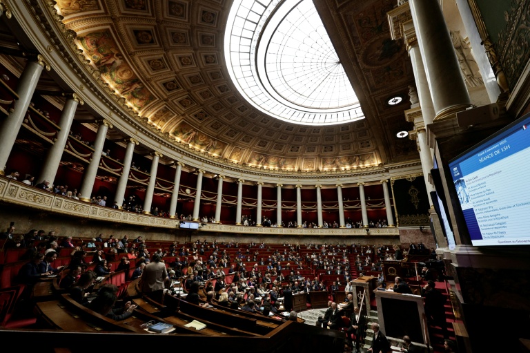 Des députés assistent à une session de questions au gouvernement à l'Assemblée nationale, à Paris, le 4 novembre 2025