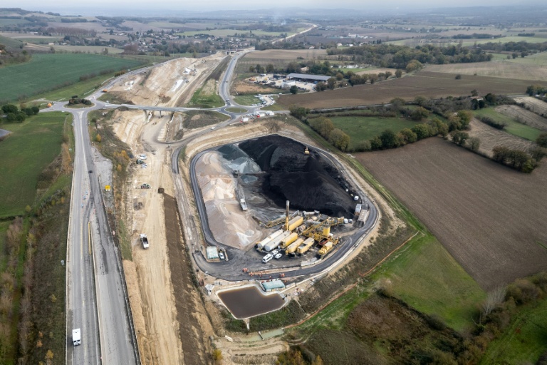 Vue aérienne montrant une des centrales qui doivent permettre de produire les 500.000 tonnes de revêtement de la future autoroute A69, le 11 novembre 2025 à Puylaurens, dans le Tarn