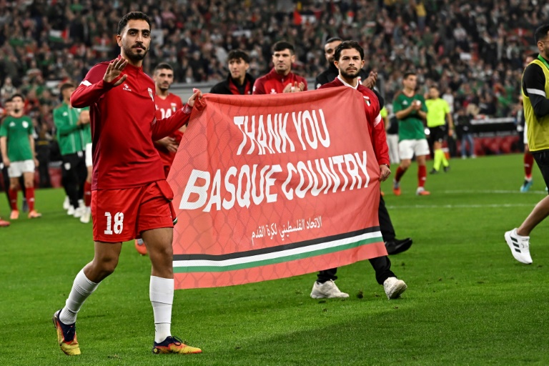 Banderole de remerciement des joueurs palestiniens adressé au Pays basque, à l'issue d'un match amical à Bilbao, le 15 novembre 2025