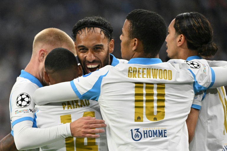 Les Marseillais Pierre-Emerick Aubameyang et Mason Greenwood notamment se congratulent après un but en Ligue des champions contre l'AFC Ajax le 30 septembre 2025 au Stade Vélodrome de Marseille en France