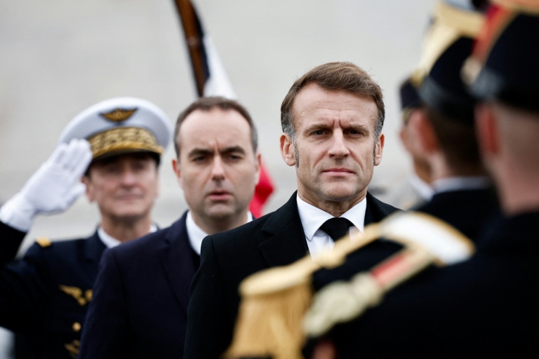 Le président Emmanuel Macron et le Premier ministre Sébastien Lecornu lors des cérémonies du 107e anniversaire de l'Armistice du 11 novembre 1918 devant l'Arc de Triomphe à Paris, le 11 novembre 2025