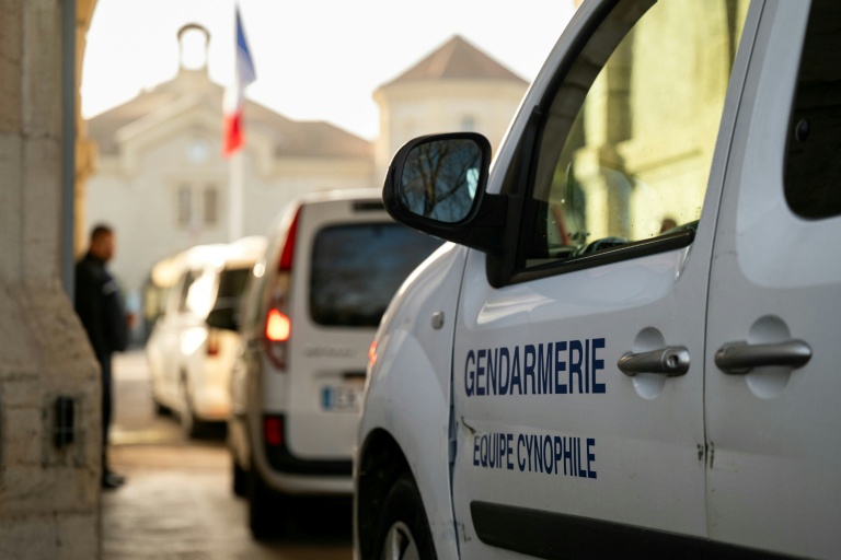 Un véhicule de l'unité canine de la gendarmerie arrive à la prison de Dijon, le 27 novembre 2025, d'où se sont échappés deux détenus dans la nuit