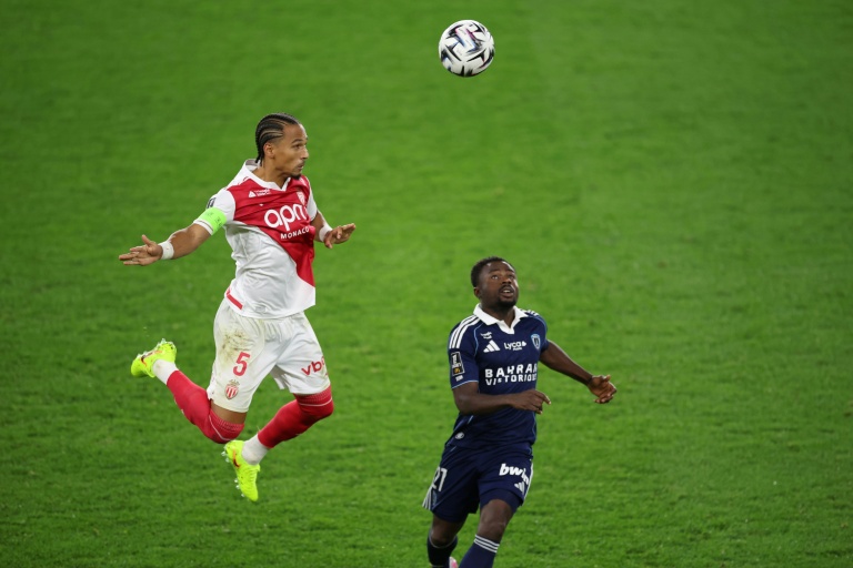 Le défenseur monégasque Thilo Kehrer (G) et l'attaquant du Paris FC Moses Simon, auteur du but de la victoire, le 1er novembre 2025 au stade Louis II