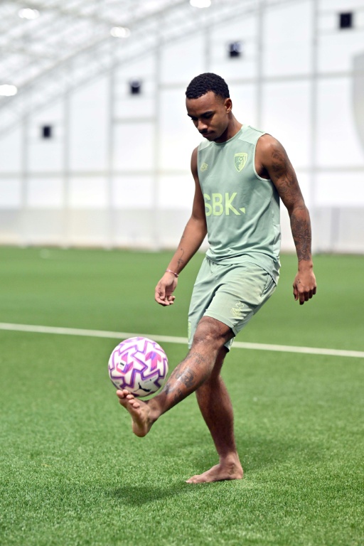 L'attaquant français Eli Junior Kroupi effectue quelques jongles avec le ballon lors d'un entretien avec l'AFP, le 27 novembre 2025 à Bornemouth