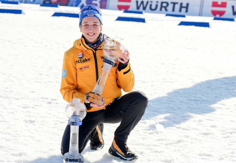 L'Allemande Franziska Preuss pose avec le gros globe de cristal, à l'issue de la mass start de Holmenkollen, en Norvège, le 23 mars 2025
