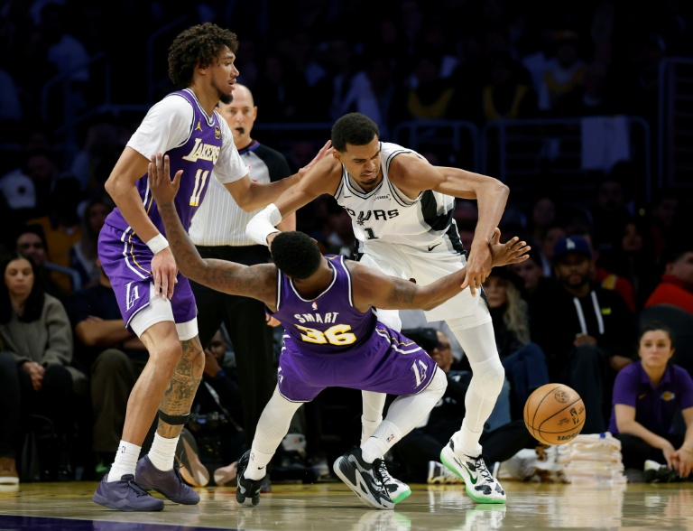 Victor Wembanyama (d) lors du match NBA des San Antonio Spurs contre les Los Angeles Lakers, le 5 novembre 2025 à San Antonio