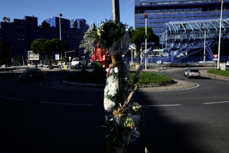 Des fleurs déposées le 22 novembre 2025 sur le rond point à Marseille où Mehdi Kessaci a été assass