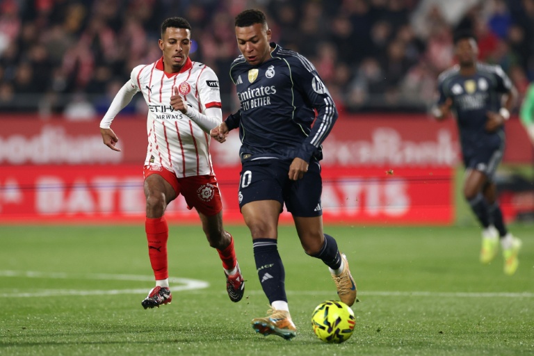 Le milieu marocain de Gérone Azzedine Ounahi (à gauche) et l'attauqant français du Real Madrid Kylian Mbappé le 30 novembre 2025 lors du match de la 14e journée de Liga