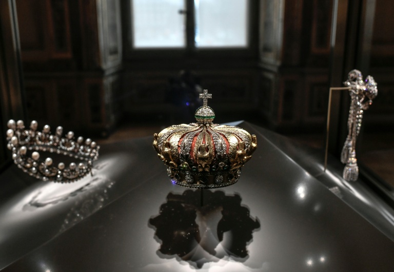 La couronne, au centre, et le diadème, à gauche, de l'impératrice Eugénie exposés dans la galerie d'Apollon au musée du Louvre, le 14 janvier 2020 à Paris