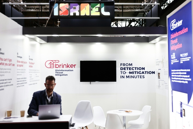 AU stand de l'entreprise israélienne Brinker au salon international Milipol à Villepinte, près de Paris, le 18 novembre 2025