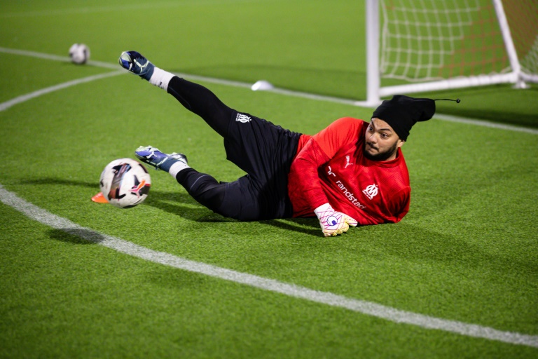 Ammar Meribai, gardien de l'équipe de l'OM des amputés, effectue un arrêt lors d'une séance d'entraînement, le 22 novembre 2025 à Marseille