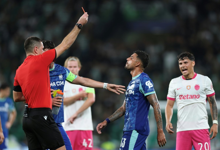 Le défenseur de Marseille Emerson Palmieri (second à droite) reçoit un carton rouge lors du match de C1 contre le Sporting dans le stade José Alvalade de Lisbonne le 22 octobre 2025