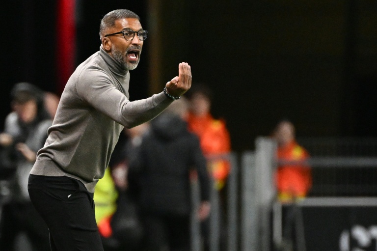 L'entraineur de Rennes Habib Beye lors de la rencontre face à Nice, à Rennes, le 26 octobre 2025