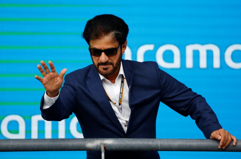 Le président de la FIA Mohammed ben Sulayem salue depuis le podium du Grand Prix de F1 des Etats-Unis, le 23 octobre 2025 à Austin, au Texas
