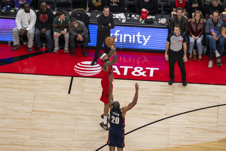 Brandon Ingram, l'ailier des Raptors de Toronto, tente un tir à trois points devant Jaylon Tyson, l'ailier des Cavaliers de Cleveland, lors d'une rencontre de saison régulière de NBA, à Toronto, le 24 novembre 2025