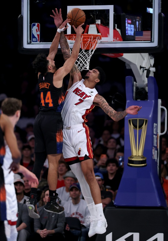 Landry Shamet (g) inscrit un panier pour les New York Knicks lors du match NBA contre le Miami Heat, le 14 novembre 2025 à New York