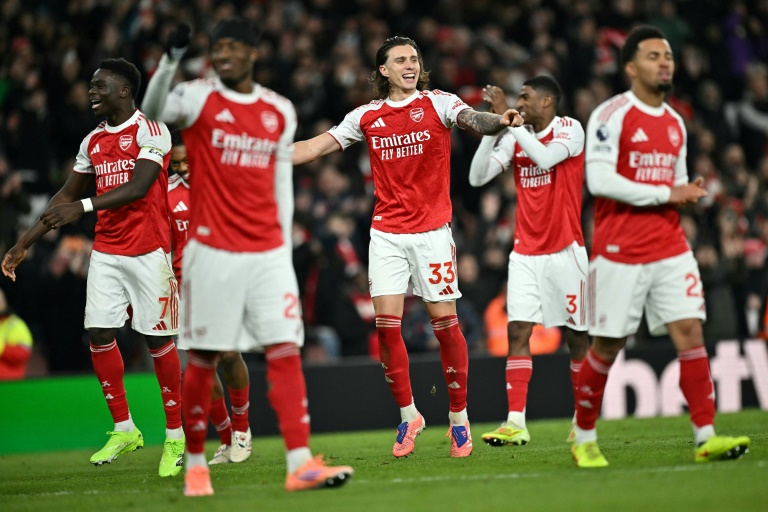 Des joueurs d'Arsenal fêtent la victoire 4-1 de leur équipe contre celle de Tottenham en championnat d'Angleterre à l'Emirates Stadium à Londres le 23 novembre 2025.