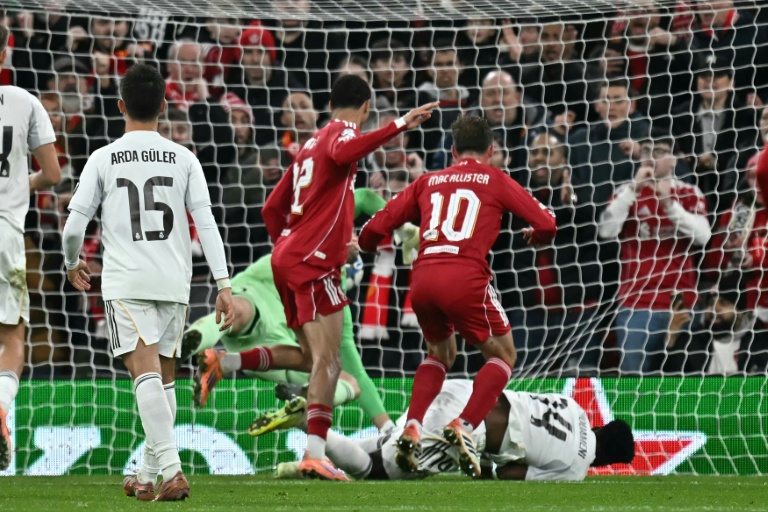 Le gardien du Real Madrid Thibaut Courtois s'incline sur une tête puissante d'Alexis Mac Allister, auteur de l'unique but de la victoire de Liverpool, le 4 novembre 2025 à Anfield