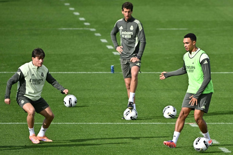 Les Madrilènes Francisco Garcia (à gauche) et Trent Alexander-Arnold (à droite) s'entraînent au centre sportif du Real à Valdebebas le 25 octobre 2025 à Madrid