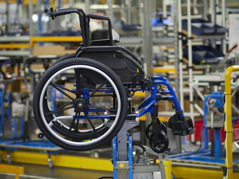 Un fauteuil roulant sur une ligne d'assemblage dans une usine à Fondettes, le 21 juin 2024 en Indre-et-Loire