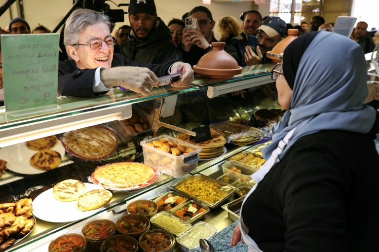 Jean-Luc Mélenchon dimanche matin au marché de Choisy-le-Roi (Val-de-Marne)