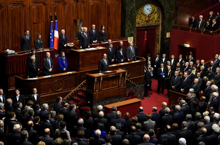 Le président François Hollande (c) et les membres du Parlement observent une minute de silence, le 16 novembre 2015, en hommage aux victimes des attentats de Paris du 13 novembre 2015