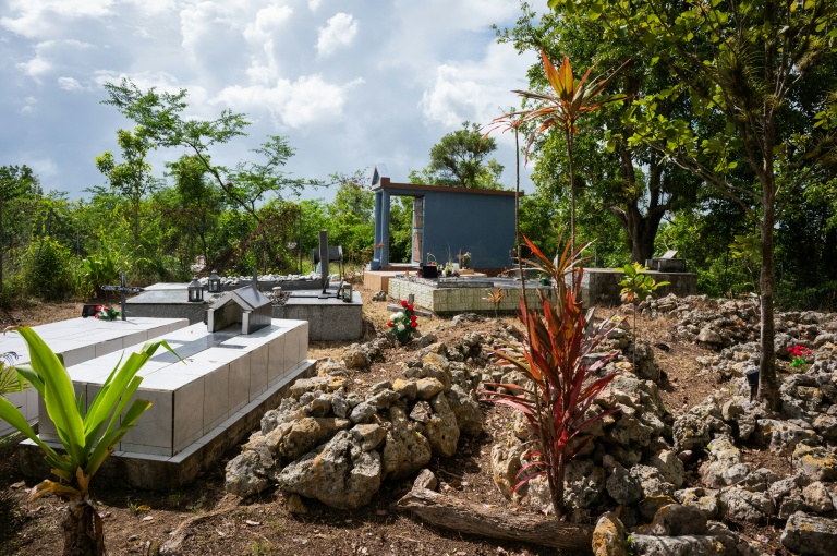 Le cimetière privé de la famille Roussas aux Abymes, en Guadeloupe, le 31 octobre 2025