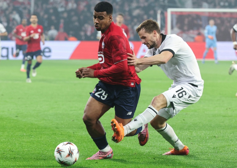 Le Lillois Hamza Igamane (G) et le défenseur du PAOK Salonique Tomasz Kedziora lors de la défaite du Losc (4-3) en Ligue Europa, le 23 octobre 2025