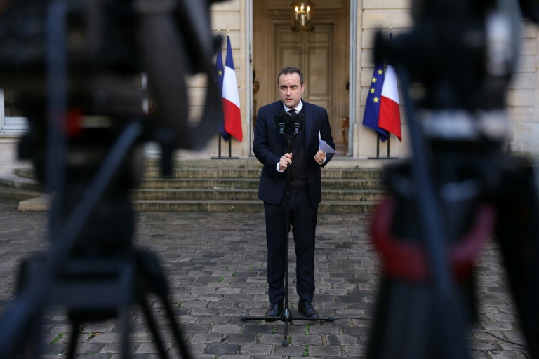 Le Premier ministre Sébastien Lecornu s'exprime dans la cour de l'hôtel Matignon le 24 novembre 2025 à Paris
