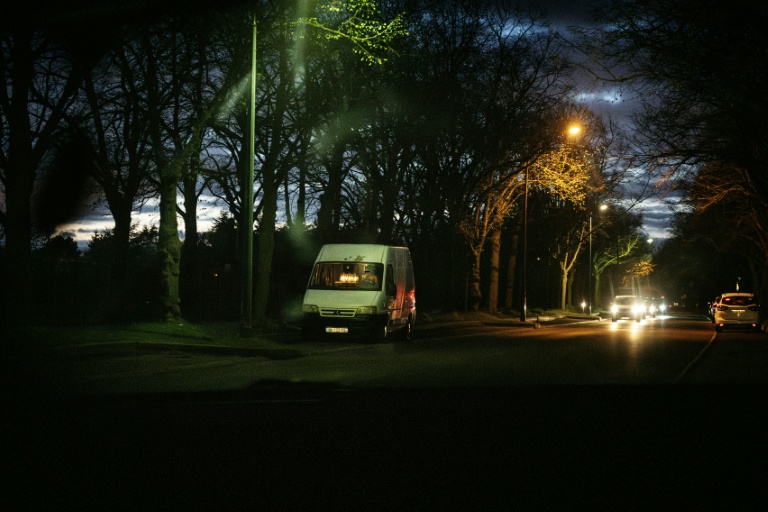 Une prostituée au bois de Vincennes le 30 mars 2024, à l'est de Paris