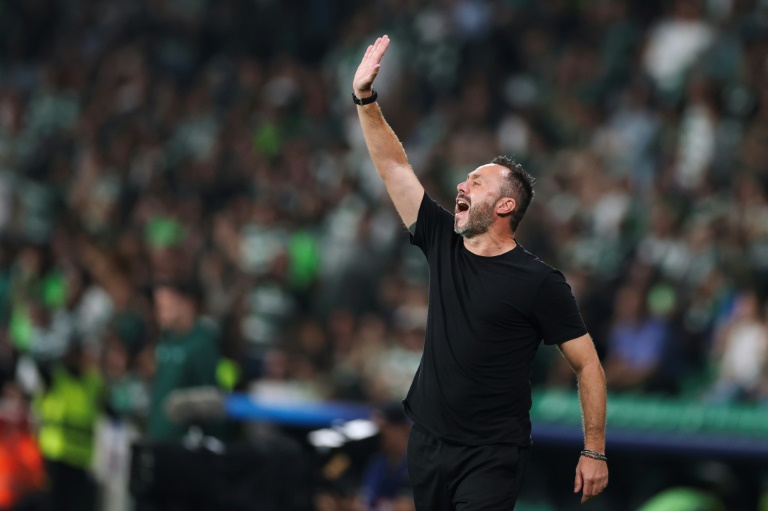 Le coach italien de l'OM Roberto De Zerbi salue les supporters dans le stade José Alvalade de Lisbonne le 22 octobre 2025