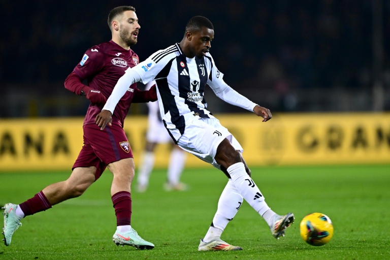 Le défenseur français de la Juventus Pierre Kalulu chassé par le milieu du Torino Nikola Vlasic lors du derby de Turin disputé le 11 janvier 2025