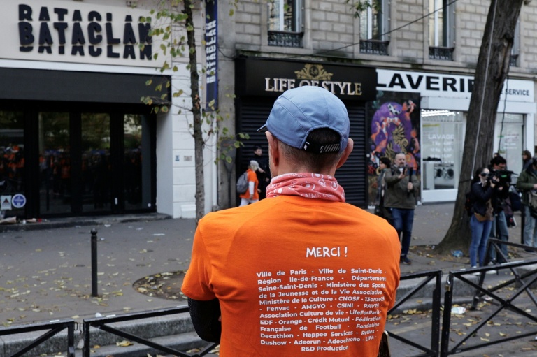 Un homme devant le Bataclan lors de la Marche de la liberté, pour rendre hommage aux victimes du 13 novembre 2015, à Paris le 9 novembre 2025