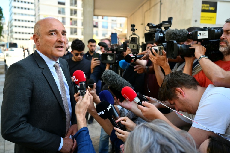 Le procureur de la République de Marseille, Nicolas Bessone, près du lieu où la police a abattu un homme soupçonné d'avoir poignardé cinq personnes dans le centre de Marseille, le 2 septembre 2025