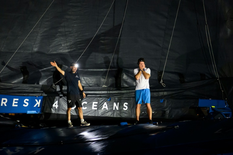 Les skippers Franck Cammas et Tom Laperche à leur arrivée en vainqueurs de la Transat Café L'Or, le 5 novembre 2025 à Fort-de-France.