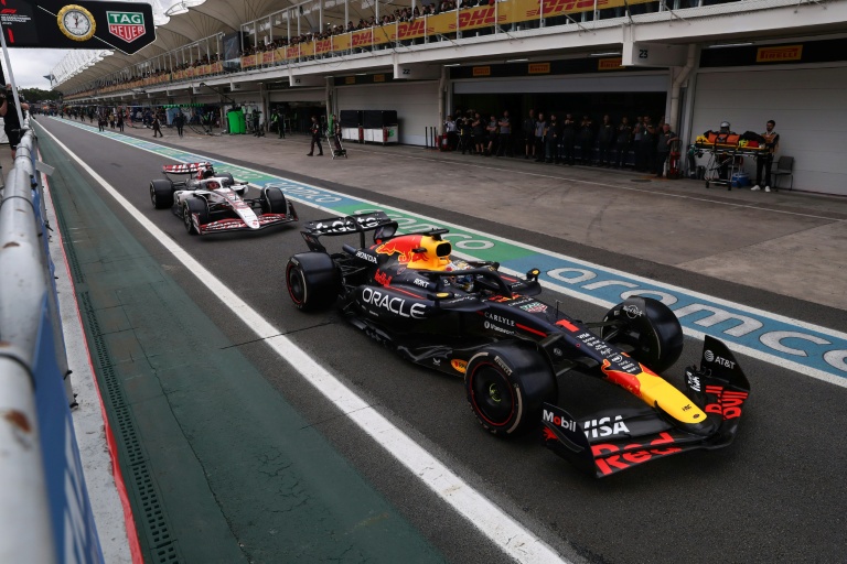 Parti des stands en avant-dernière position, le Néerlandais Max Verstappen (à droite devant la Haas d'Esteban Ocon), s'est offert une remontée incroyable et porté sa Red Bull à la 3e place du GP du Brésil le 9 novembre 2025